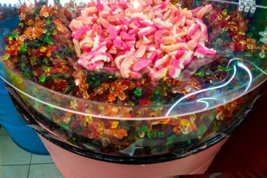 Renkli meyan kökü şekeri markette sergileniyor.