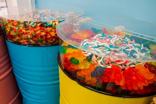 Renkli meyan kökü şekeri markette sergileniyor.