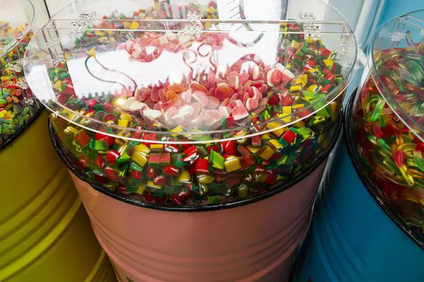 Renkli meyan kökü şekeri markette sergileniyor.