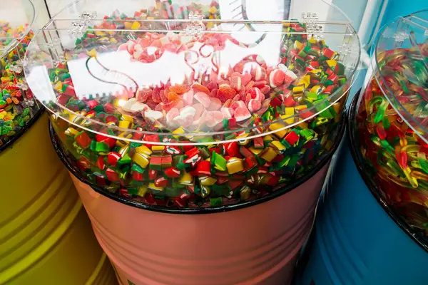 Renkli meyan kökü şekeri markette sergileniyor.