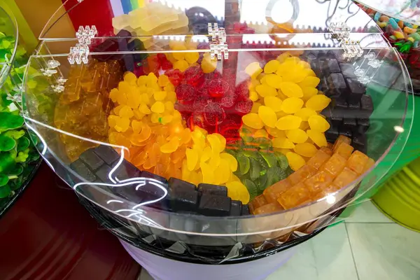 Renkli meyan kökü şekeri markette sergileniyor.