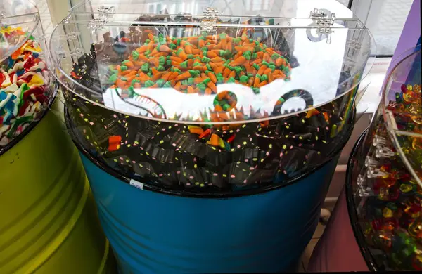 Renkli meyan kökü şekeri markette sergileniyor.