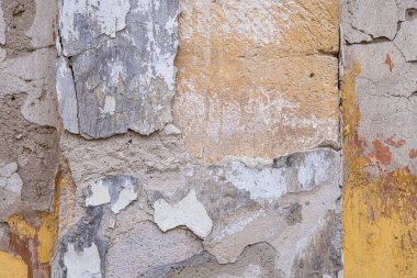 Büyük pencereli eski paslı duvar