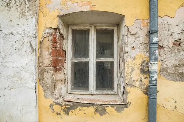 Şehirdeki eski pencere