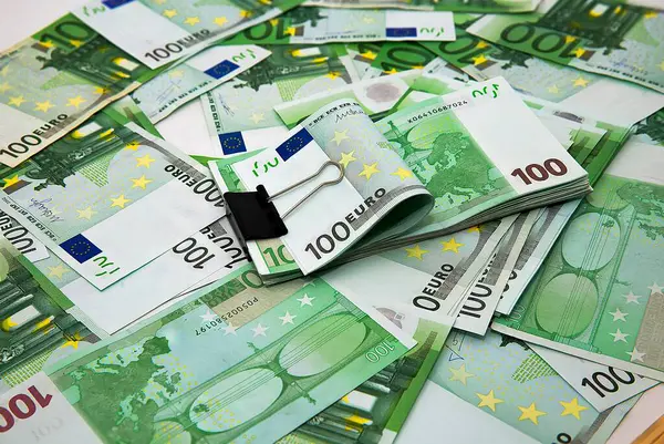 Arka planda bozuk para olan bir sürü euro banknotları