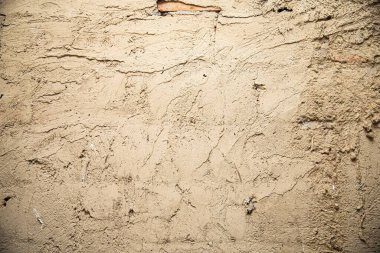 Eski duvar arkaplanındaki alçı dokusu soyuluyor