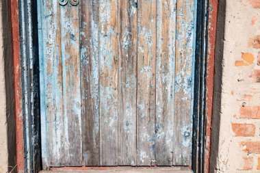 Eski ahşap kapı, mavi boya desenli.