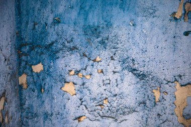 Kırık alçı desenli ve çürümüş mavi duvar boyası.