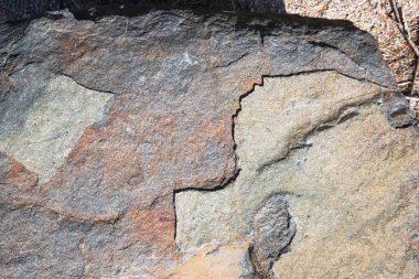 Pembe ve gri desenli doğal granit kaya yüzeyi