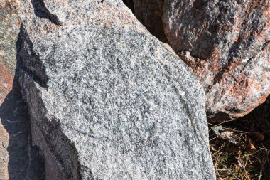 Pembe ve gri desenli doğal granit kaya yüzeyi