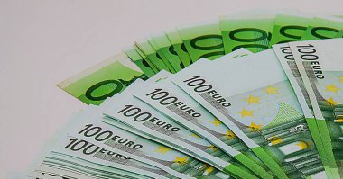 Beyaz fon kavramı Avrupa finans ve nakit serveti üzerine 100 euro 'luk banknotlar dağıtıldı