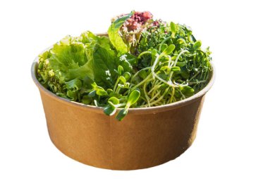 Taze organik sebzeler ve ahşap yüzeydeki eko kağıt kasede mikro yeşiller, açık havada sağlıklı yiyecekler.