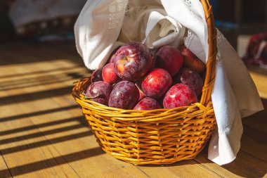 Sepette kırmızı elmalar, dantel torbada lavanta güneş ışığında ahşap zemin, sade sonbahar hayatı