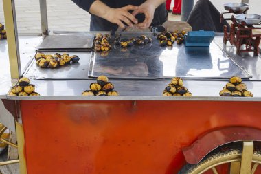 Kestane kestanesi, seyyar satıcıların elleriyle servis arabasında güzelce düzenlenir.
