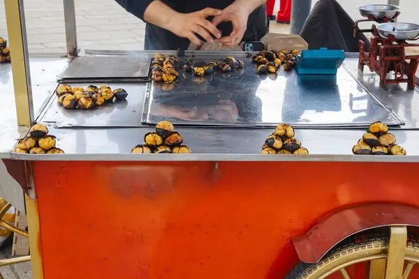 Kestane kestanesi, seyyar satıcıların elleriyle servis arabasında güzelce düzenlenir.