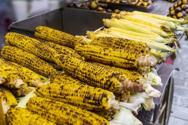 Izgara mısır sokak yemeklerinde sergileniyor.