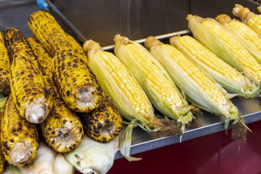 Izgara mısır sokak yemeklerinde sergileniyor.