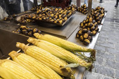Izgara mısır sokak yemeklerinde sergileniyor.