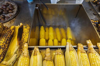 Izgara mısır sokak yemeklerinde sergileniyor.