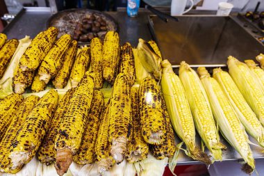 Izgara mısır sokak yemeklerinde sergileniyor.