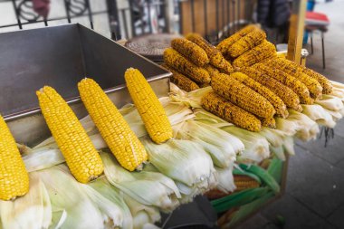 Taze ve Izgara Mısır Bir Sokak Market Tezgahında