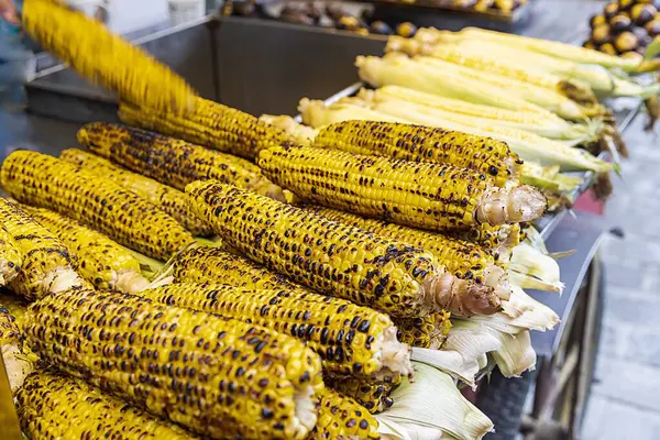 Izgara mısır sokak yemeklerinde sergileniyor.
