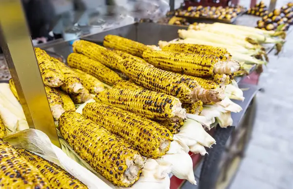 Izgara mısır sokak yemeklerinde sergileniyor.