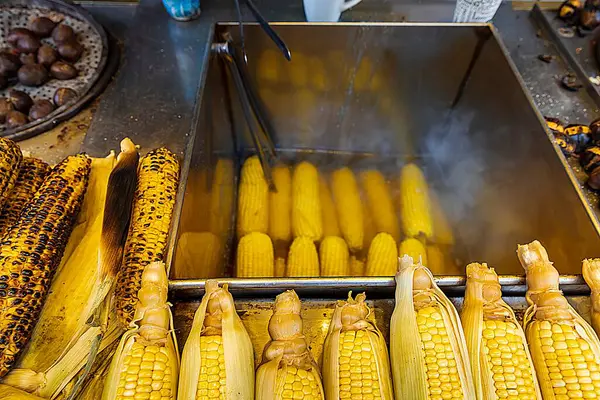 Izgara mısır sokak yemeklerinde sergileniyor.