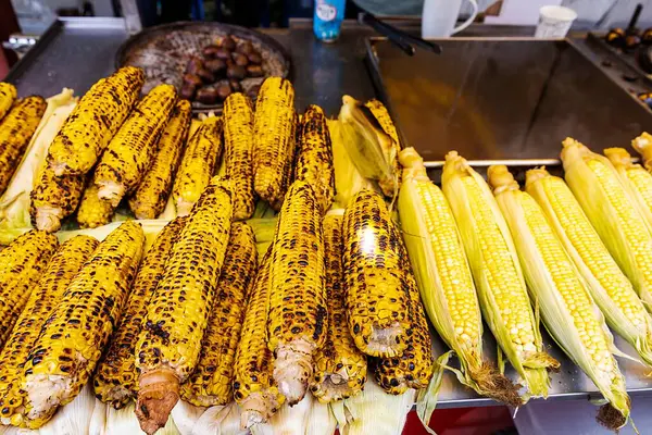 Izgara mısır sokak yemeklerinde sergileniyor.