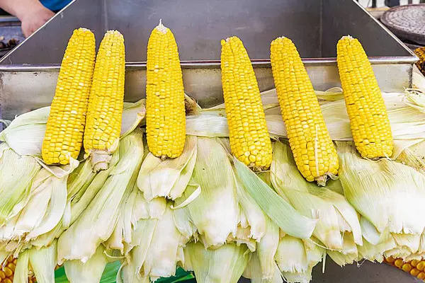 Taze ve Izgara Mısır Bir Sokak Market Tezgahında