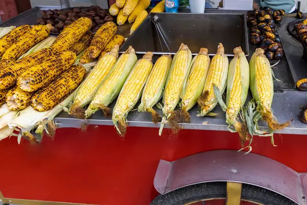 Taze ve Izgara Mısır Bir Sokak Market Tezgahında