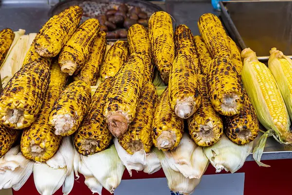 Taze ve Izgara Mısır Bir Sokak Market Tezgahında