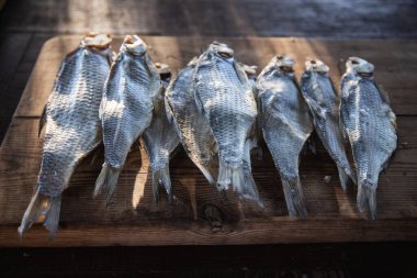Kurumuş balıklar dışarıda, bez üzerinde yatıyor.
