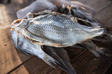 Kurumuş balıklar dışarıda, bez üzerinde yatıyor.