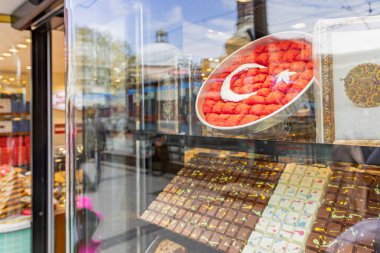 İstanbul, Türkiye 8 Nisan 2024: Pasta Dükkanı Penceresinde Geleneksel Şekerlerden Yapılan Türk Bayrağı