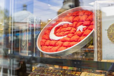 İstanbul, Türkiye 8 Nisan 2024: Pasta Dükkanı Penceresinde Geleneksel Şekerlerden Yapılan Türk Bayrağı