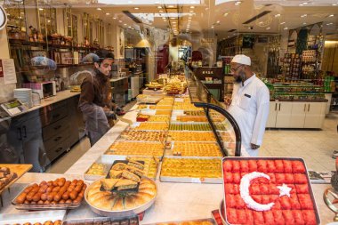 İstanbul, Türkiye 8 Nisan 2024: Şekerleme ve Tezgahın Arkasındaki İnsanlar Geleneksel Türk Pastanesi