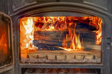 Açık Şöminenin İçinde Odun Yanan Şömine, Kırsal Isıtma, Sıcaklık, Ev Konforu ve Enerji İçin Alev ve Ahşap Kavramı