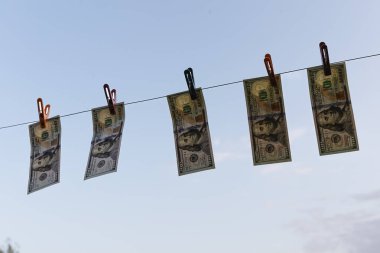 Dolar Faturaları Güneş Altındaki Çamaşır Hattında Kuruyor Para Aklama ve Finansal Temizlik Konsepti