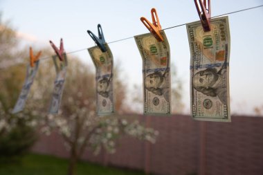 Dolar Faturaları Güneş Altındaki Çamaşır Hattında Kuruyor Para Aklama ve Finansal Temizlik Konsepti