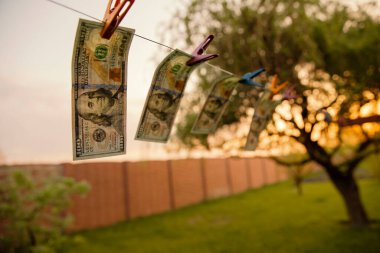 Dolar Faturaları Güneş Altındaki Çamaşır Hattında Kuruyor Para Aklama ve Finansal Temizlik Konsepti