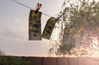 Dolar Faturaları Güneş Altındaki Çamaşır Hattında Kuruyor Para Aklama ve Finansal Temizlik Konsepti