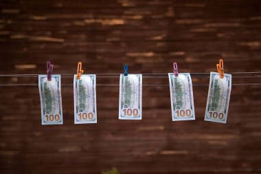 Yüz Dolarlık Faturalar Çamaşır Mandalları Para Aklama ve Finansal Temizlik Konsepti