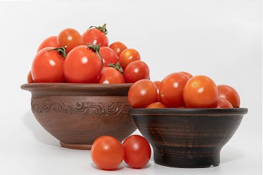 Dekoratif Clay Bowls 'ta Taze Kırmızı Domatesler Beyaz Arkaplanda