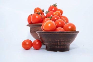 Dekoratif Clay Bowls 'ta Taze Kırmızı Domatesler Beyaz Arkaplanda