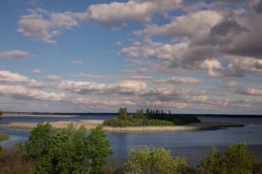 Ukrayna nehir manzarası ada, sazlıklar ve bulutlu gökyüzü