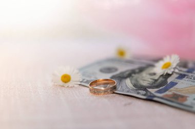 Alyans ve papatya soyut bulanık arkaplan, romantik konsept