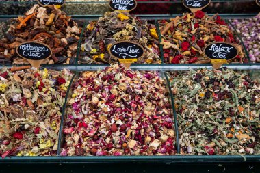 Geleneksel doğu pazarında çeşitli bitki çayları ve kurutulmuş çiçekler.