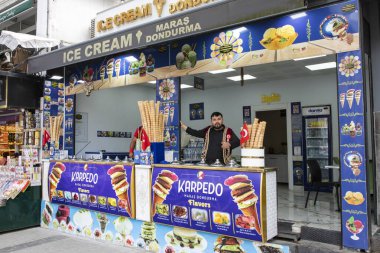 Türk Dondurma Tedarikçileri İstanbul 'da Nisan 2025' te Karpedo Dükkanında Geleneksel Kostüm Satıcıları