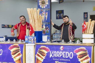 Türk Dondurma Tedarikçileri İstanbul 'da Nisan 2025' te Karpedo Dükkanında Geleneksel Kostüm Satıcıları